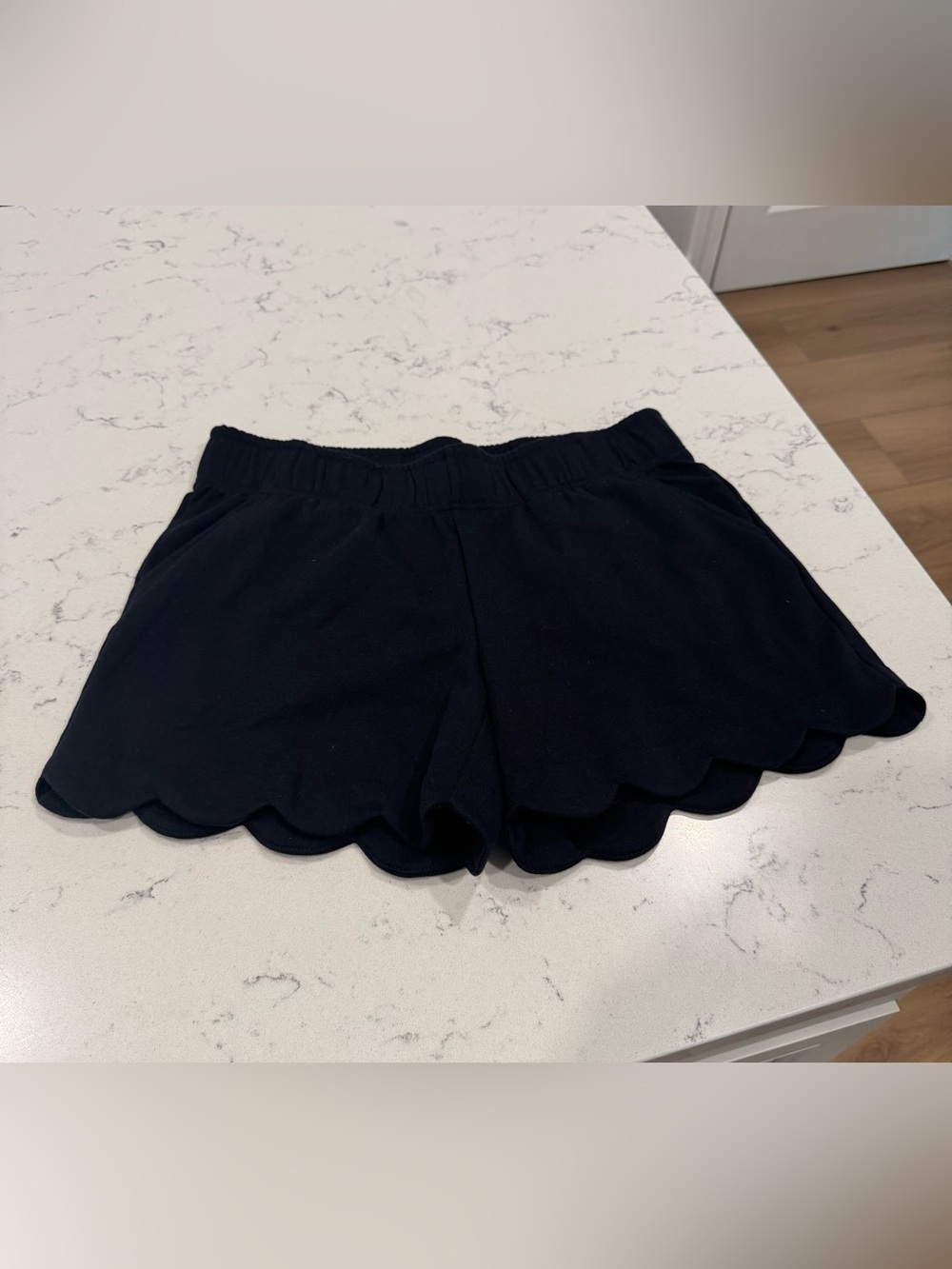 NWOT Lilly Pulitzer Scalloped Hem Cotton Blend Shorts in Black Size Small.